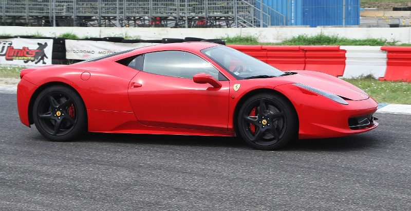Ferrari fahren auf der Rennstrecke in Varano Parma