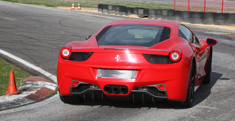 Ferrari fahren auf der Rennstrecke Emilia Romagna