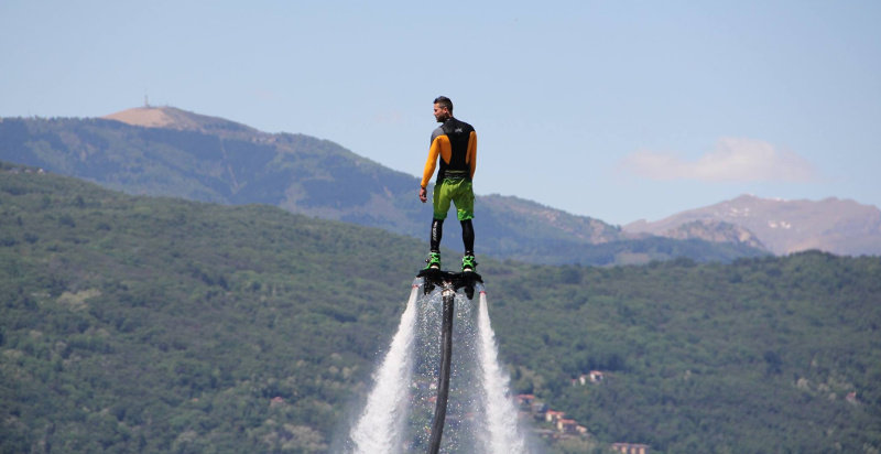 Sommerspaß mit Flyboarding am Lago Maggiore