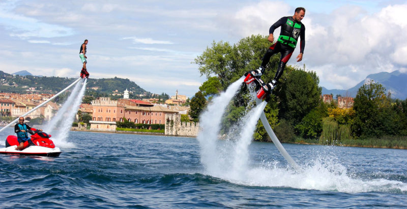Mit dem Flyboard am Gardasee über das Wasser schweben