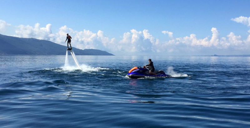 Versuchen Sie Flyboarding am Gardasee: Abenteuer und Adrenalin