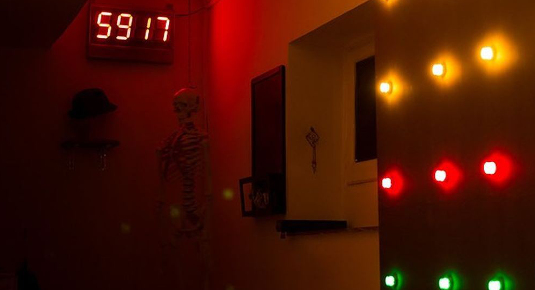 Digitaler Timer zeigt verbleibende Zeit im Escape Room