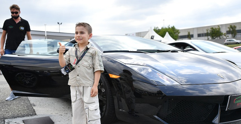 Rundfahrt für Kinder in einem Lamborghini auf der Rennstrecke
