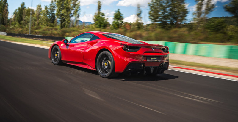 Ferrari 488 GTB auf der Rennstrecke in Varano beim Kindererlebnis