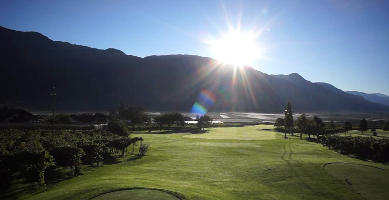 Blick auf den Golfplatz in Lana in Südtirol