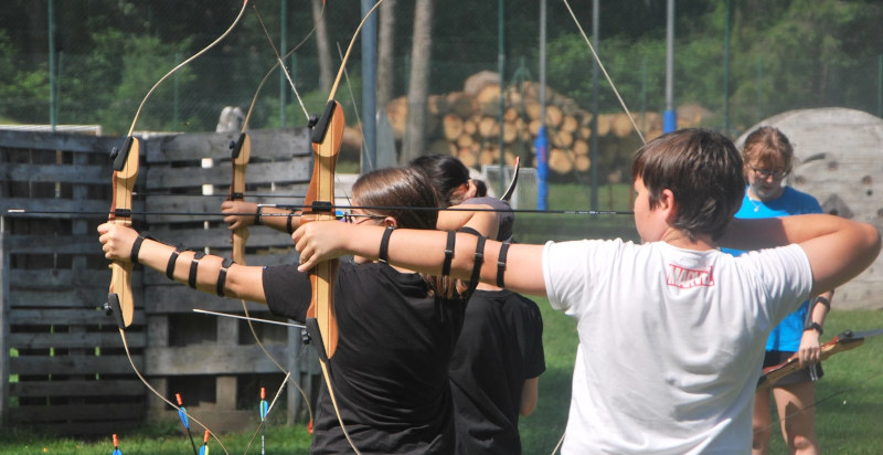 Gruppe beim Bogenschießen in Dimaro, Trentino