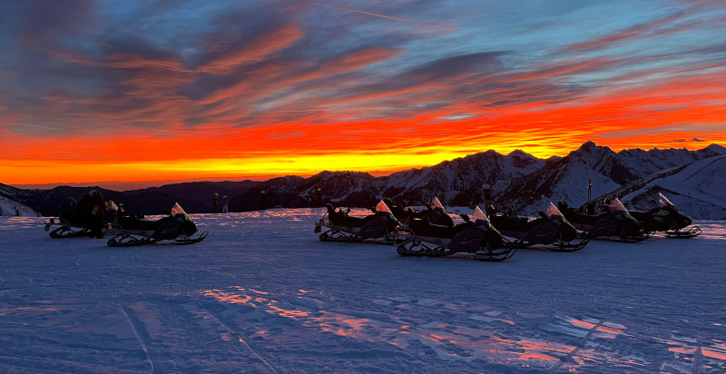 Gruppe von Personen auf Schneemobilen in den Orobie Alpen