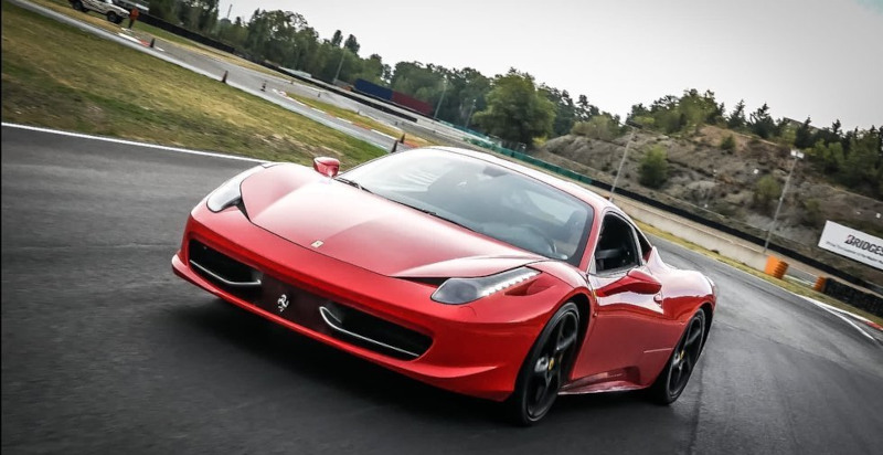 Fahre einen Ferrari F458 Italia auf der Rennstrecke in Latina