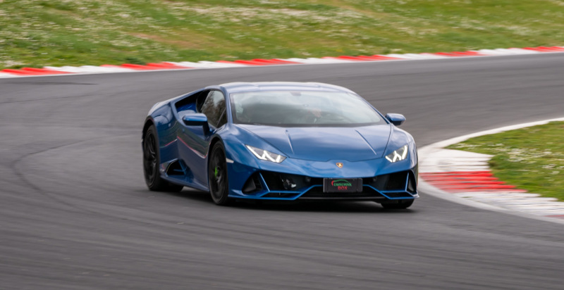 Fahre einen Lamborghini auf der Rennstrecke von Modena für ein Geschwindigkeitserlebnis