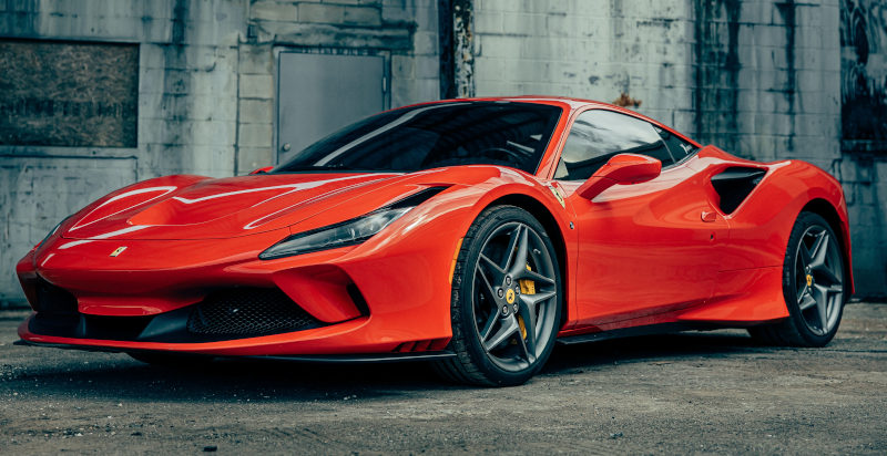 Rennbahntraining am Steuer des roten Ferrari F8 Tributo auf der Rennstrecke Arese in Italien