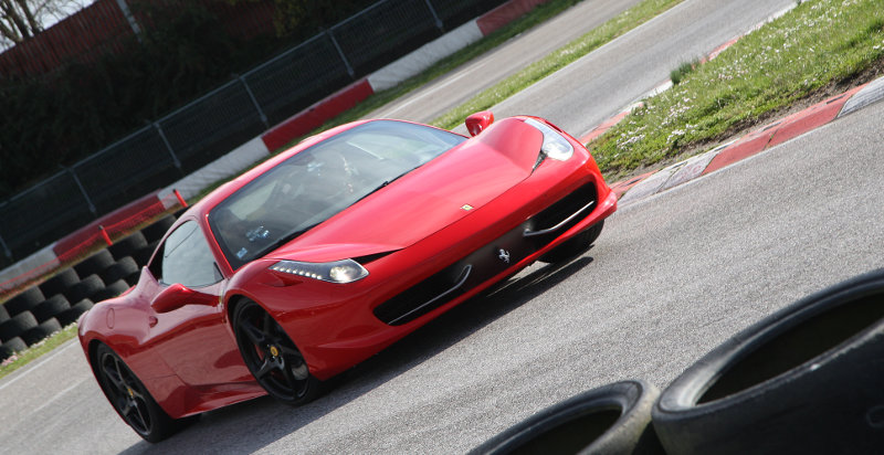 Ferrari fahren auf der Rennstrecke