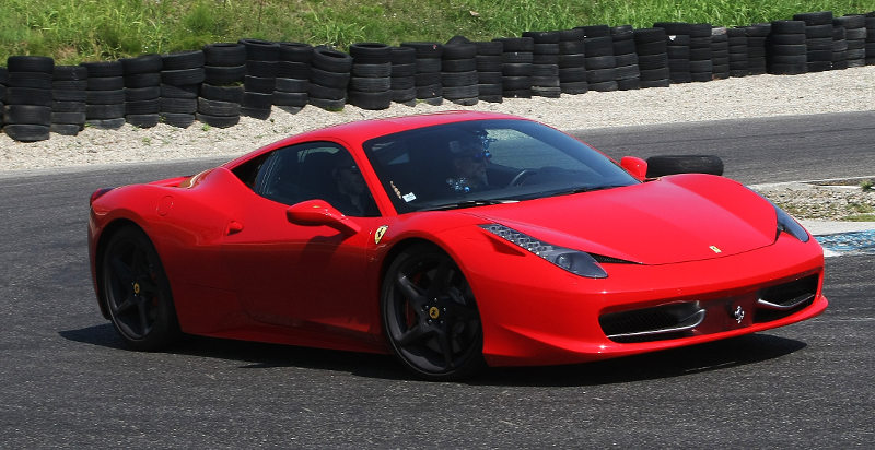 Ferrari fahren auf der Rennstrecke in Varano