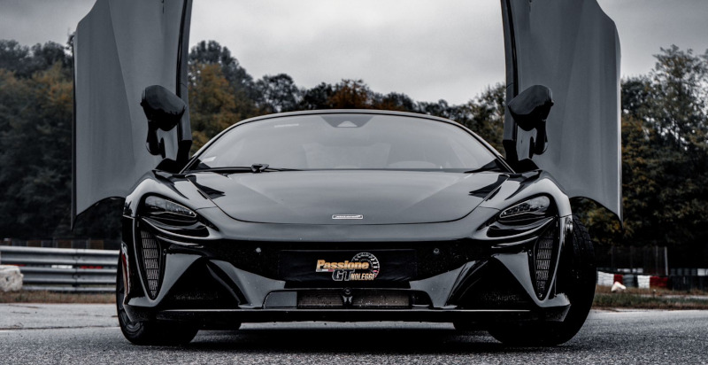 Erlebe das Fahren eines McLaren Artura auf der Rennstrecke in Latina