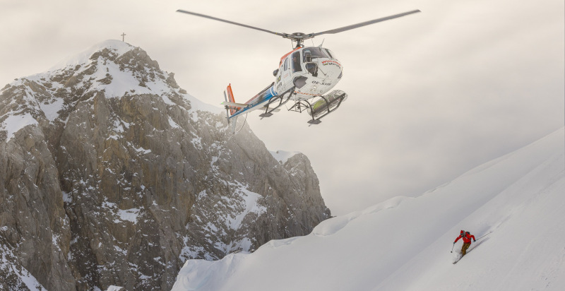 Spektakuläre Luftaufnahme des Valluga-Gipfels bei einem Helikopterflug in der Arlberg-Region