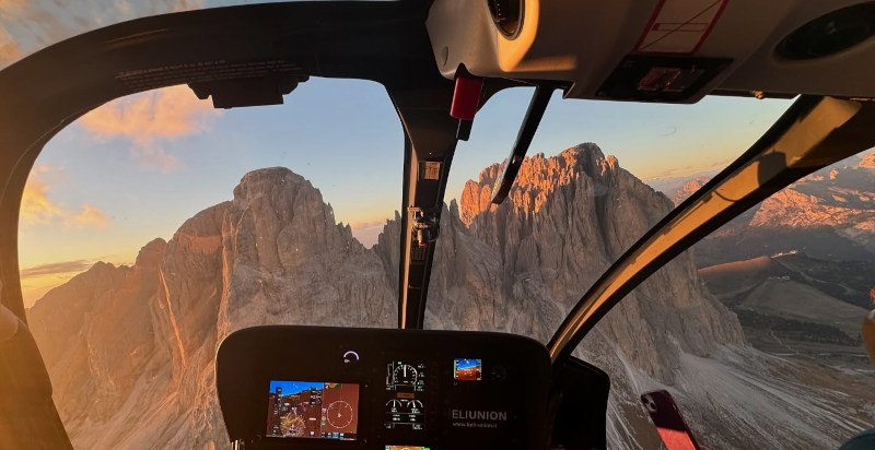 Innenansicht Helikopterkabine Dolomitenflug: Pilot und Passagierblick