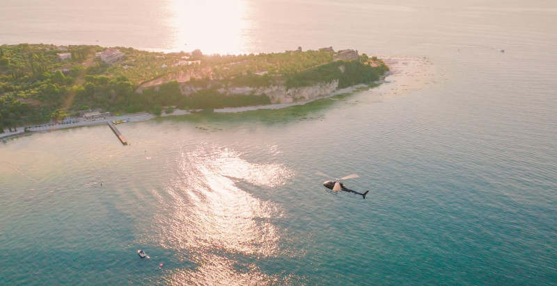 Aussicht aus dem helikopter gardasee über Punta San Vigilio