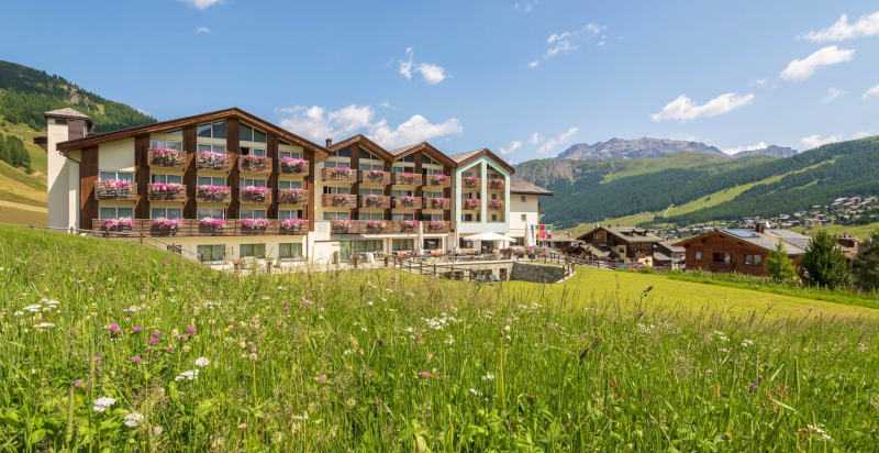 Hotel Lac Salin in Livigno Panoramablick mit Alpenlandschaft