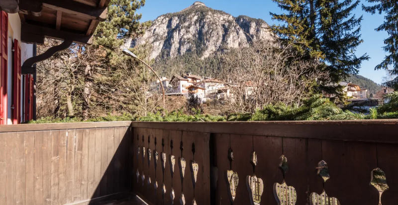 Blick auf die Berge vom Balkon eines Zimmers im Hotel Rio Bianco Panchia