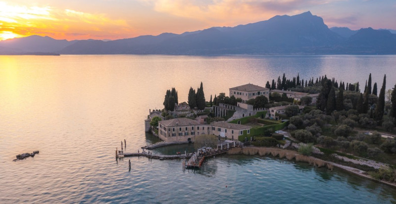 Exklusiver hubschrauberflug über den Gardasee