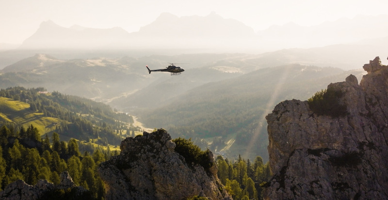 Ein Hubschrauber fliegt über die Dolomiten in der Nähe von Brixen und sorgt für einzigartige Emotionen.