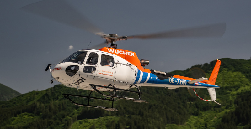 Blick aus dem Cockpit eines Hubschraubers auf die verschneiten Tiroler Alpen bei St. Anton