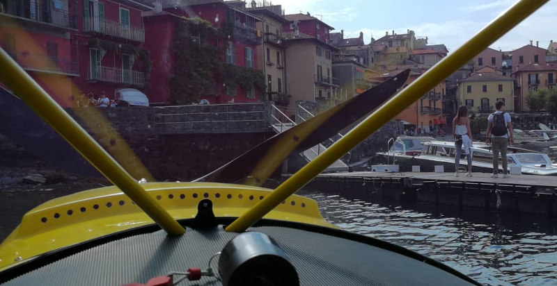 Wasserflugzeug bei der Landung auf dem Lecco See