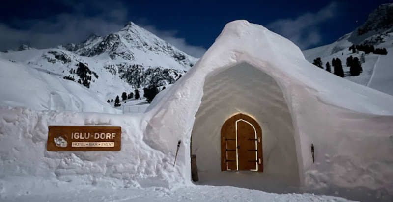 Stimmungsvoller Sonnenuntergang im Iglu Österreich