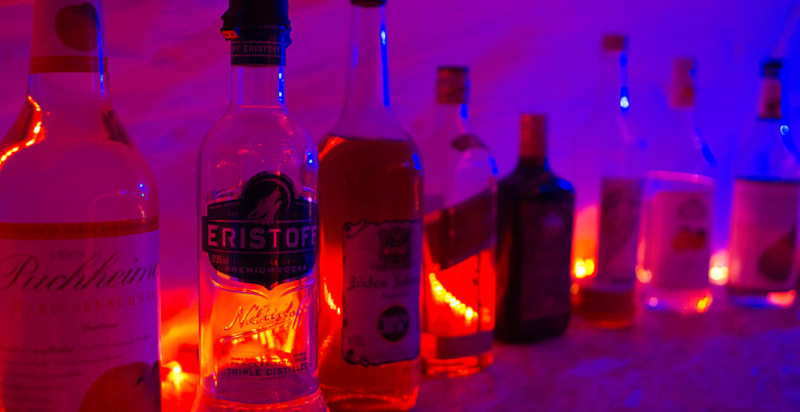  Stylische Iglu-Bar im Schneedorf mit Schneetheke und stimmungsvoller Beleuchtung