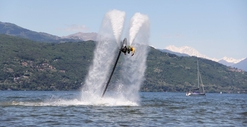 Flyboard-Akrobatik auf dem Wasser des Lago Maggiore