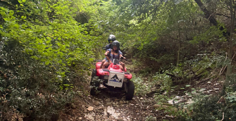 Quad-Gruppe fährt durch das Gebiet von Caprino Veronese im Hinterland des Gardasees.