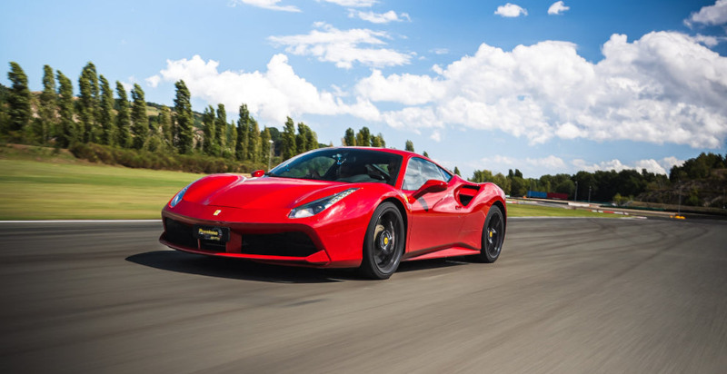 Ferrari 488 GTB auf der Rennstrecke beim Junior Experience-Event auf dem Autodromo di Varano