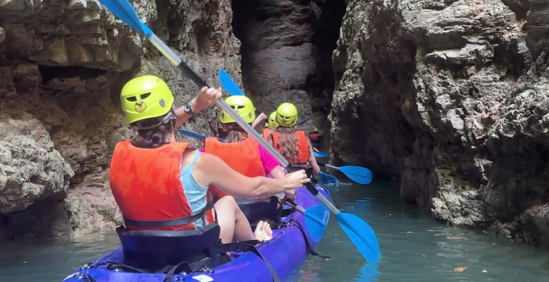 Kayak auf dem Rio Novella im Flusspark Novella, Trentino