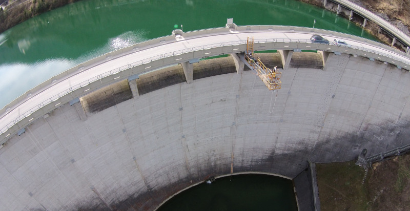 Draufsicht auf den Bungee-Sprung von der Staumauer Klaus