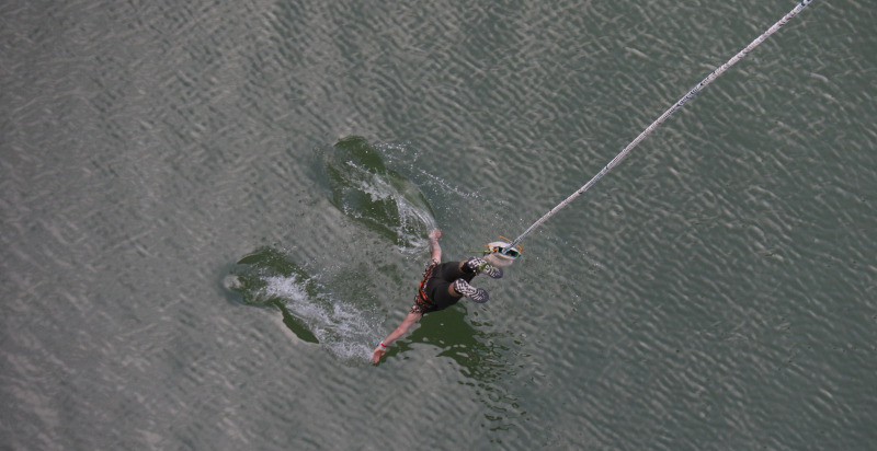 Bungee-Sprung mit Wassereinstieg in Österreich