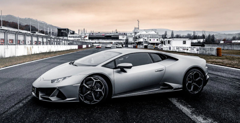 Lamborghini Huracan Evo auf der Rennstrecke Busca in Italien