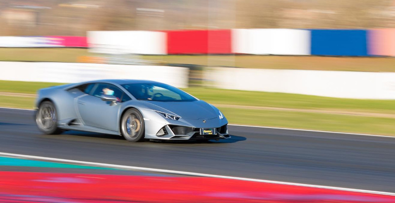 Lamborghini Huracán EVO auf der Rennstrecke in San Giuseppe di Comacchio