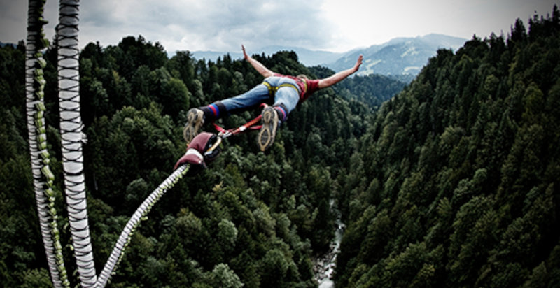 Absprung beim Lingenau Bungee aus 106 Metern Hoehe
