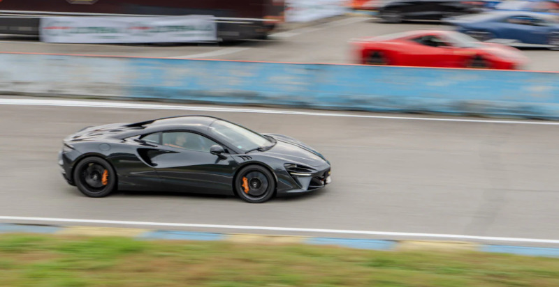 McLaren Artura auf der Rennstrecke Club des Miles in Moncalieri fahren