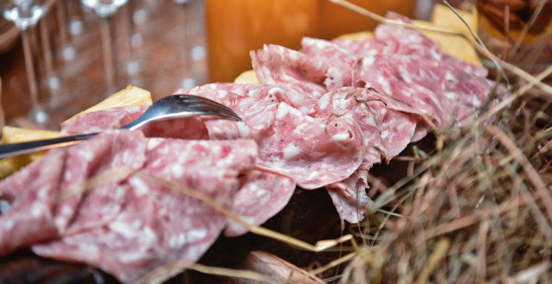 Regionale Spezialitäten genießen nach der Motorschlitten-Tour