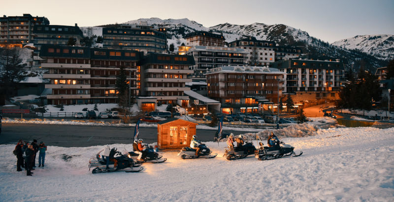 Alpenpanorama mit Motorschlitten im Winter