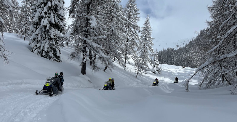 Schneemobil in Foppolo auf verschneitem Alpenpanorama