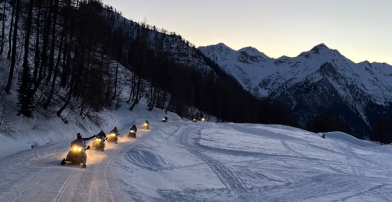Schneemobil Tour in Foppolo im Val Brembana zwischen Schnee und Bergen
