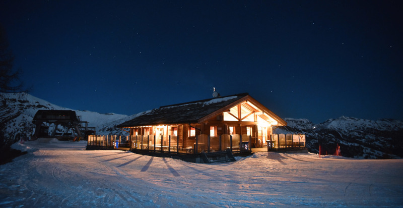 Typische Berghütte in den verschneiten Piemontesischen Alpen