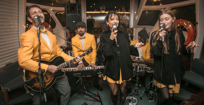 Live-Jazz-Musik an Bord eines Bootes in Rom