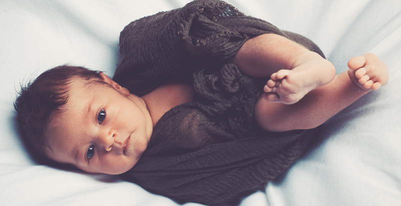Inniger Moment beim Babyshooting Wien mit Kuscheldecke