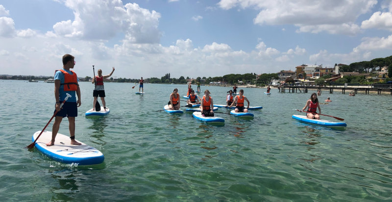 Ruhiges Paddeln auf dem Gardasee während einer SUP-Tour