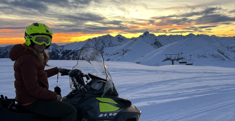 Verschneite Landschaften im Brembana-Tal während einer Schneemobilfahrt