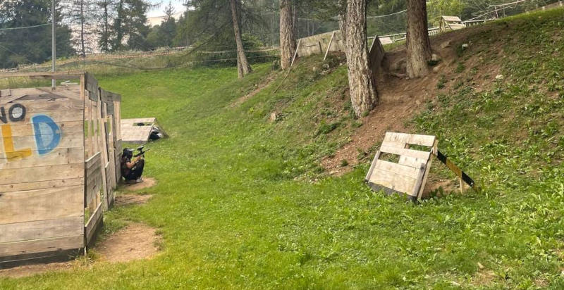 Atemberaubende Natur im Val di Sole während eines Paintball-Spiels