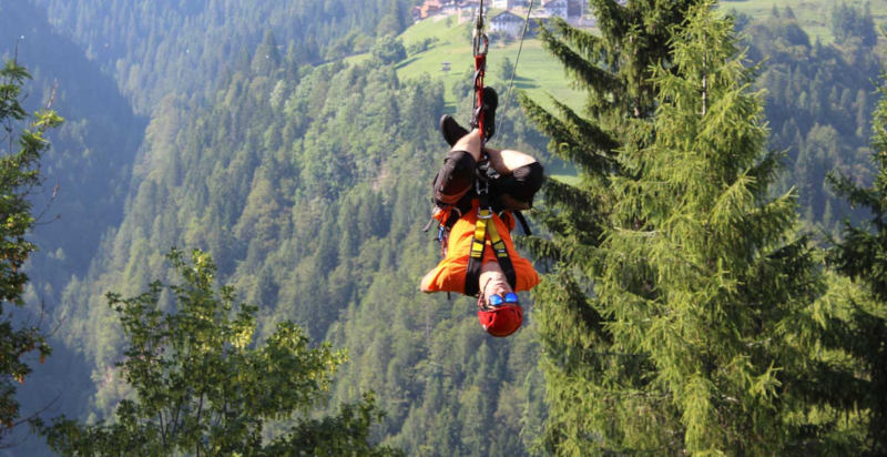 Spektakuläre Panoramen während des Zipline-Flugs über die Dolomiten von Belluno.