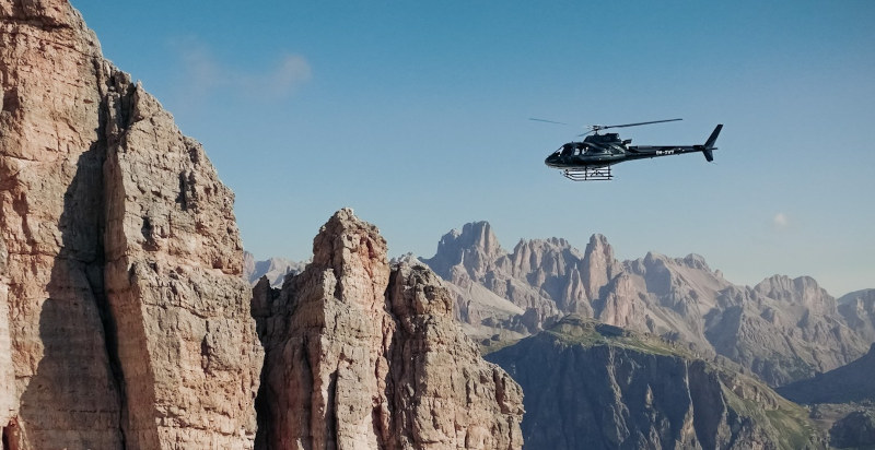 Atemberaubender Blick aus der Luft auf die Gipfel der Dolomiten während des Fluges
